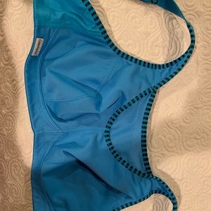 High neck sports bra medium support